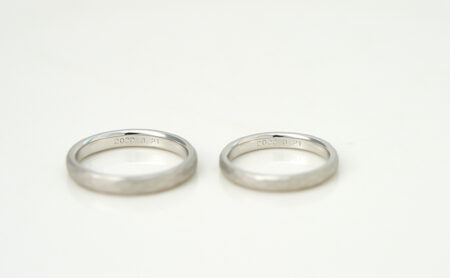 ラフ・ラウンドのプラチナ結婚指輪