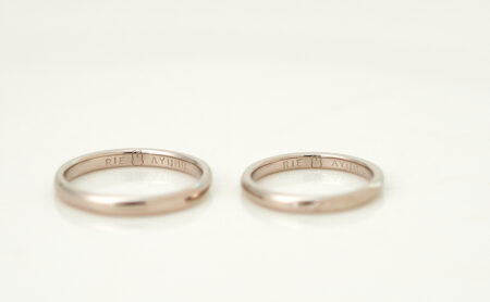 かすみ草の彫りとうさぎのシルエットが入った捻りのK18WG結婚指輪