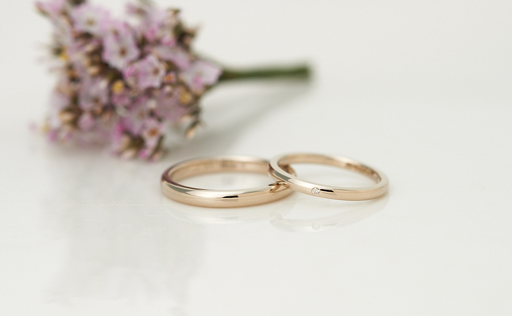 ブラウンダイヤモンドが入ったシンプルなK18シャンパンゴールド結婚指輪