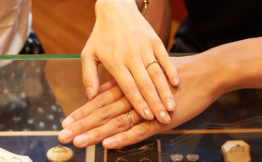 ブラウンダイヤモンドが入ったシンプルなK18シャンパンゴールド結婚指輪