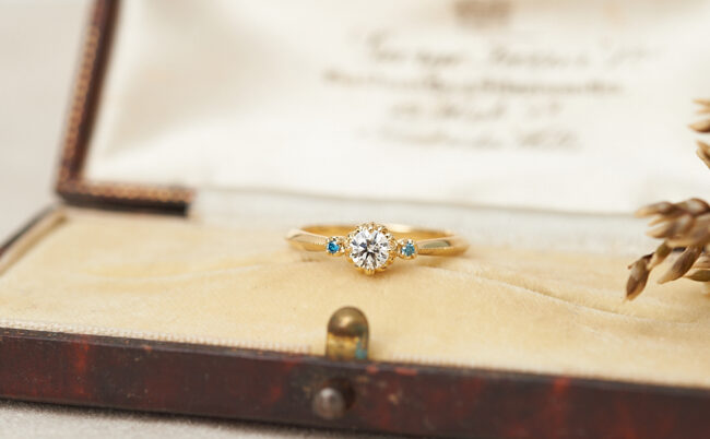 花冠の石座とブルーダイヤモンドの婚約指輪