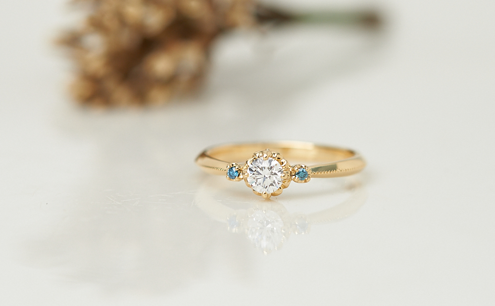 花冠の石座とブルーダイヤモンドの婚約指輪