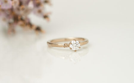 草花の装飾とテクスチャーが入ったアシンメトリーのダイヤモンドK18CG婚約指輪