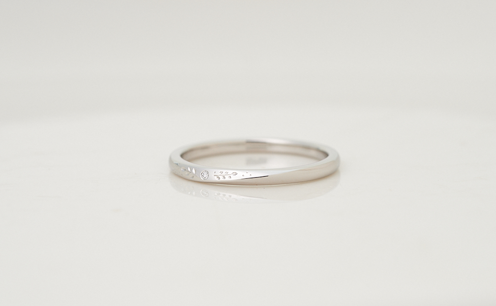 草花彫りとダイヤモンドの捻りプラチナ婚約指輪