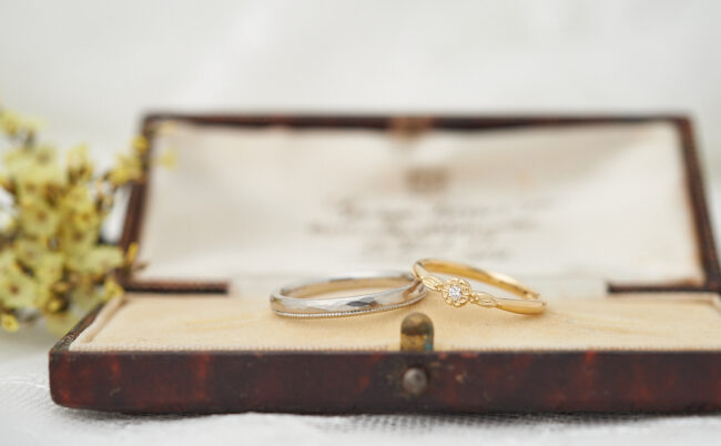 ダイヤモンドが煌めく草花の装飾と槌目模様&ミル打ちの結婚指輪
