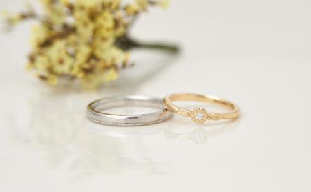 ダイヤモンドが煌めく草花の装飾と槌目模様&ミル打ちの結婚指輪
