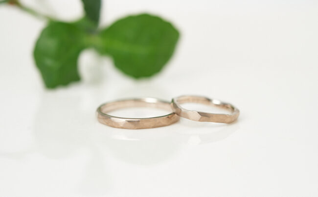ふたりでつくる結婚指輪 - ラフとミンサー柄のK18WG結婚指輪