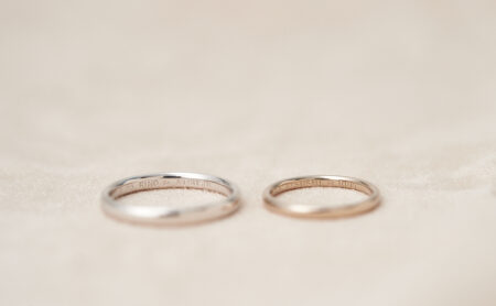 ブラウンダイヤをお留めしたK18WGとプラチナのシンプルな結婚指輪