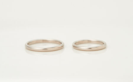 細身でシンプルなK18ホワイトゴールド（グレー）の結婚指輪