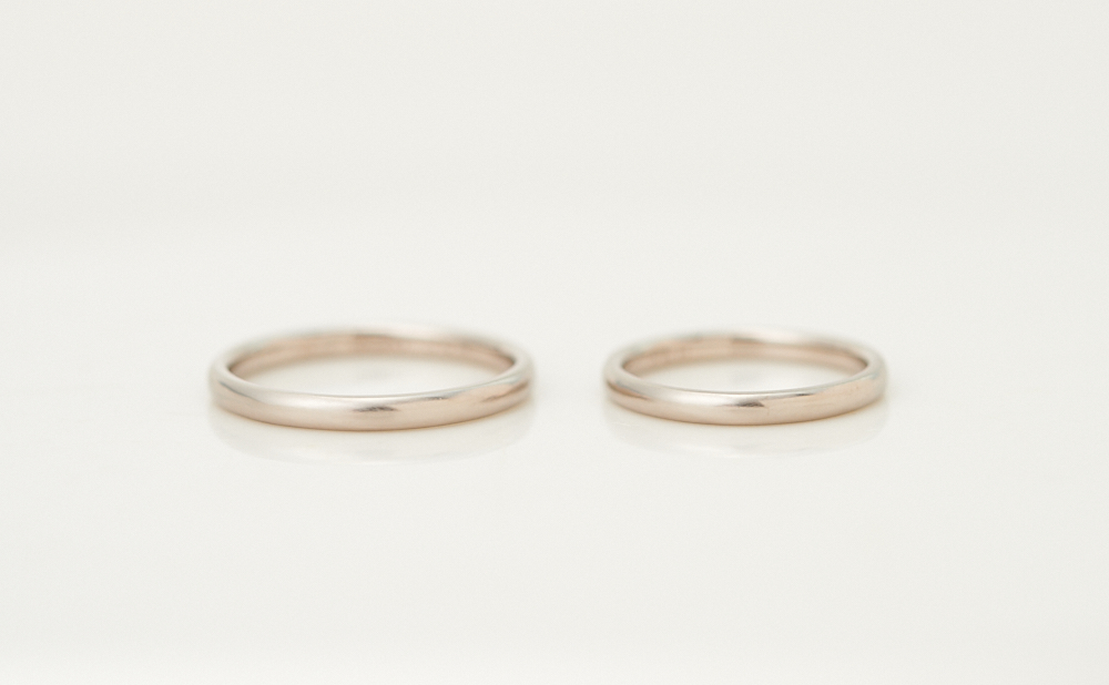 細身でシンプルなK18ホワイトゴールド（グレー）の結婚指輪