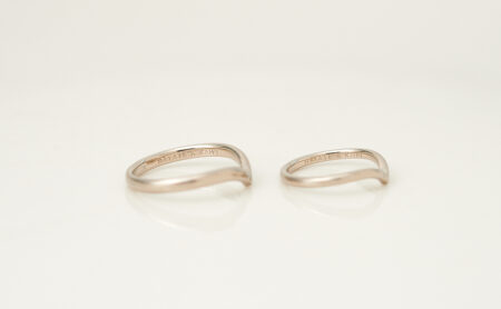 重なり合うVラインのK18ホワイトゴールドの結婚指輪