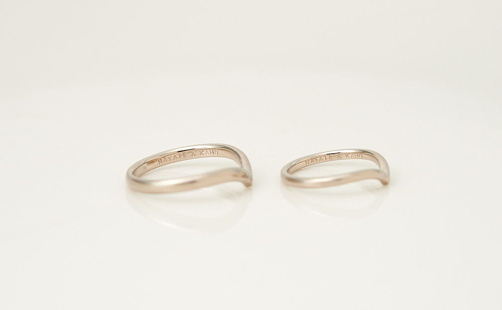 重なり合うV字のK18ホワイトゴールドの結婚指輪