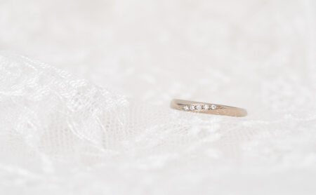 ダイヤモンドの彫り留めの捻りK18WG結婚指輪