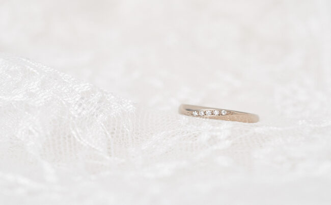 ダイヤモンドが煌めく捻りのK18WG結婚指輪