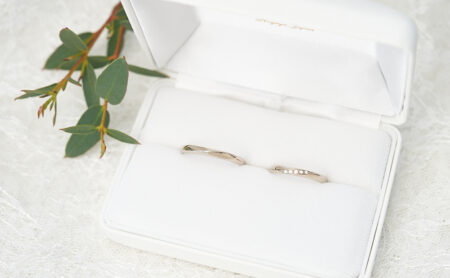 ダイヤモンドの彫り留めの捻りK18WG結婚指輪