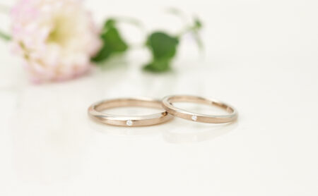 ふたりでつくる結婚指輪 - ダイヤモンドをお留めしたレールK18WG結婚指輪