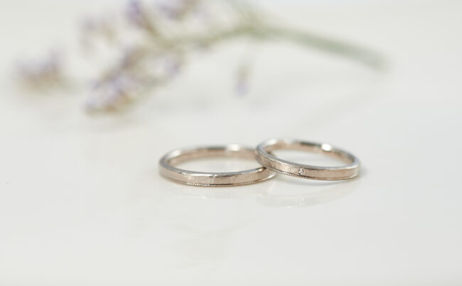 ふたりでつくる結婚指輪 - 槌目模様とミル打ちのK18WG結婚指輪