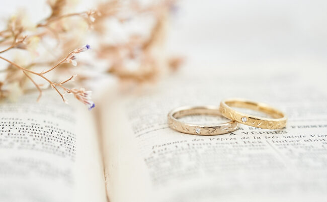 花留めと柔らかな和彫りが入った槌目模様のK18CG・K18YG結婚指輪