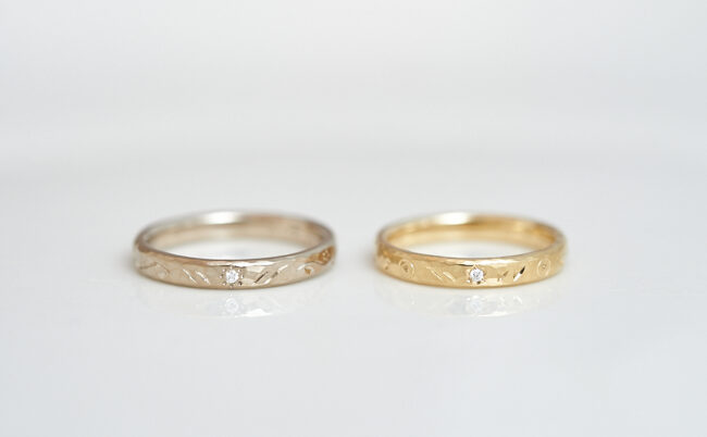 花留めと柔らかな和彫りが入った槌目模様の結婚指輪