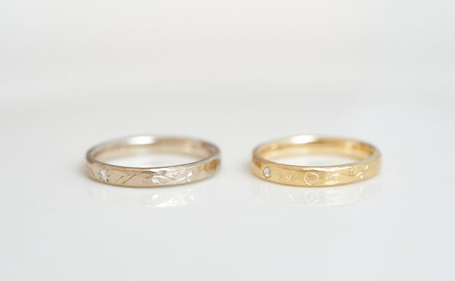 花留めと柔らかな和彫りが入った槌目模様のK18CG・K18YG結婚指輪 