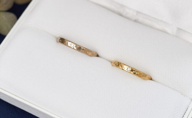 花留めと柔らかな和彫りが入った槌目模様のK18CG・K18YG結婚指輪 