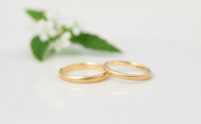 柔らかなK18イエローゴールドのシンプルな結婚指輪