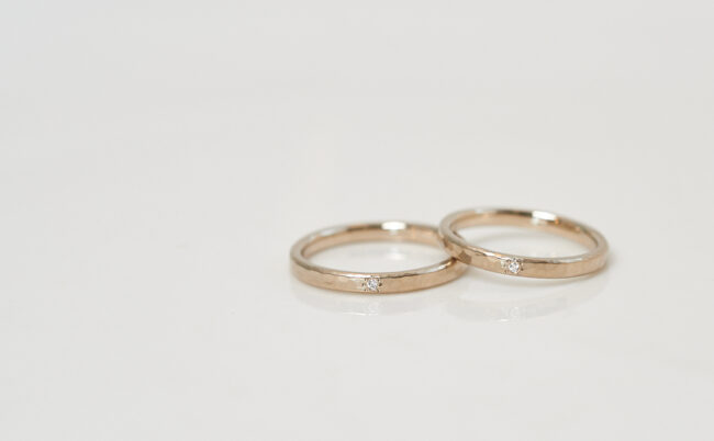 太陽ドット留めと槌目模様のK18シャンパンゴールドの結婚指輪