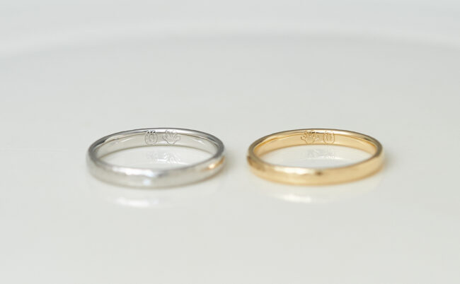 「馬蹄とカエルの手」の裏彫りが入った槌目模様の結婚指輪