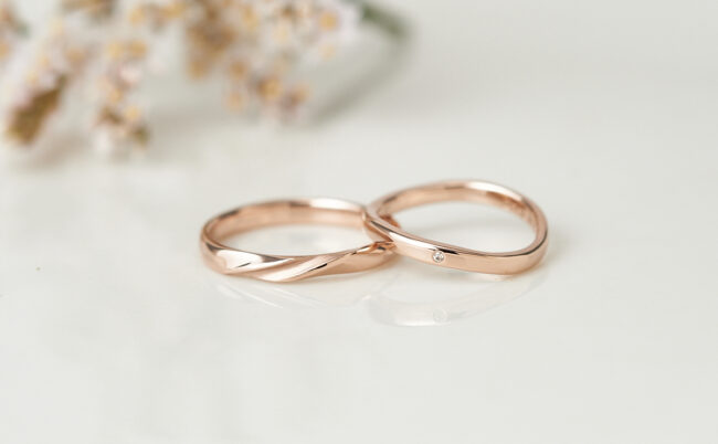 波ラインと捻りのあるK18ピンクゴールド結婚指輪