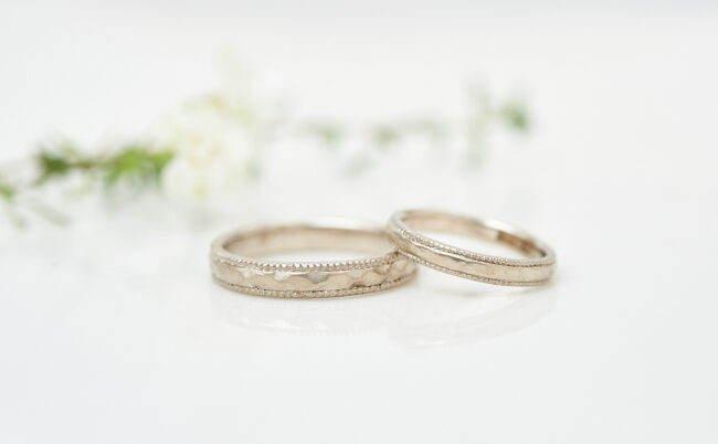 ミル打ちとテクスチャーが入ったK18WGの結婚指輪