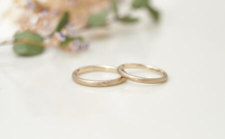草花彫りとブラウンダイヤモンドのK18CG結婚指輪