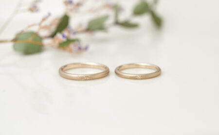 草花彫りとブラウンダイヤモンドのK18CG結婚指輪