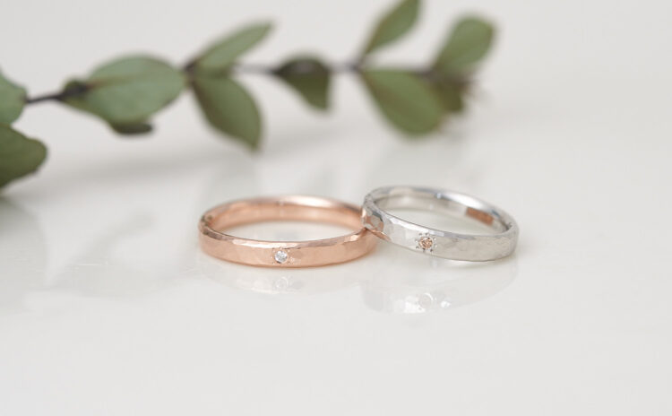 色違いのダイヤモンドが煌めくK18PGとプラチナ結婚指輪
