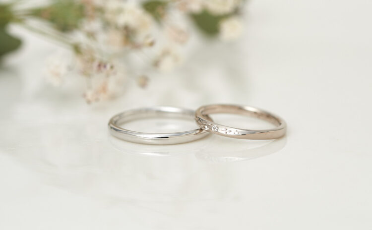 彫りが入った捻りのK18WGとプラチナの結婚指輪