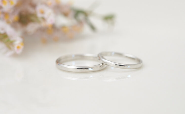 槌目模様とプラチナの結婚指輪