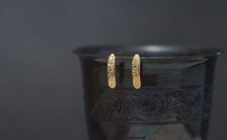 草花彫りカーブラインK18ピアス