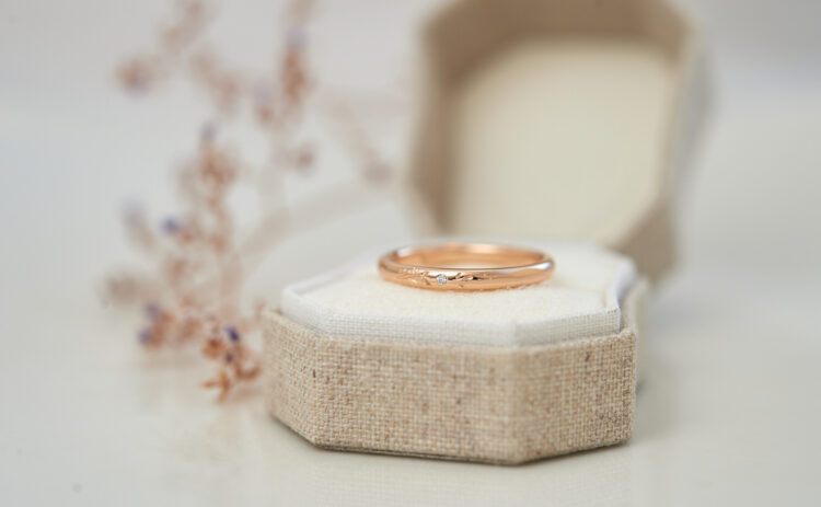 草花彫りとダイヤモンドのK18ピンクゴールドの婚約指輪