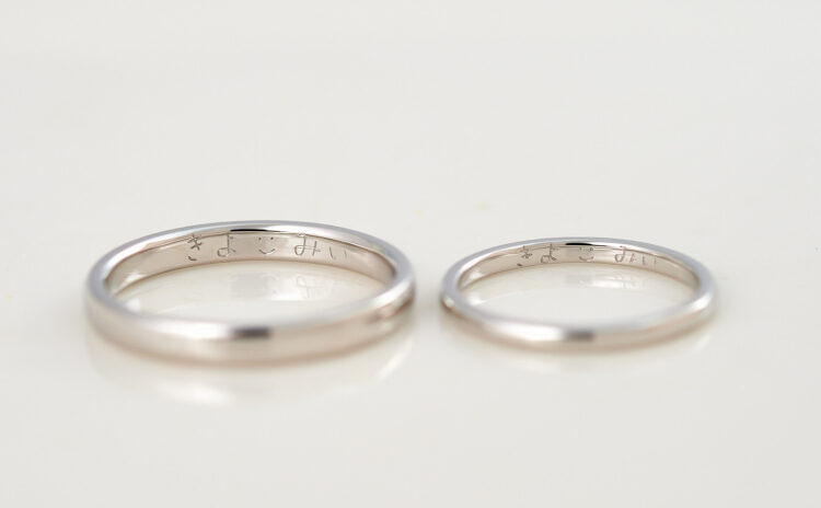 ニコちゃんマークとニックネームの裏彫りが入ったプラチナの結婚指輪