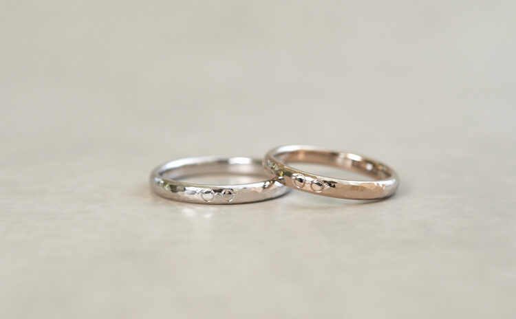 眼鏡の彫りと槌目模様のプラチナ・K18WG結婚指輪