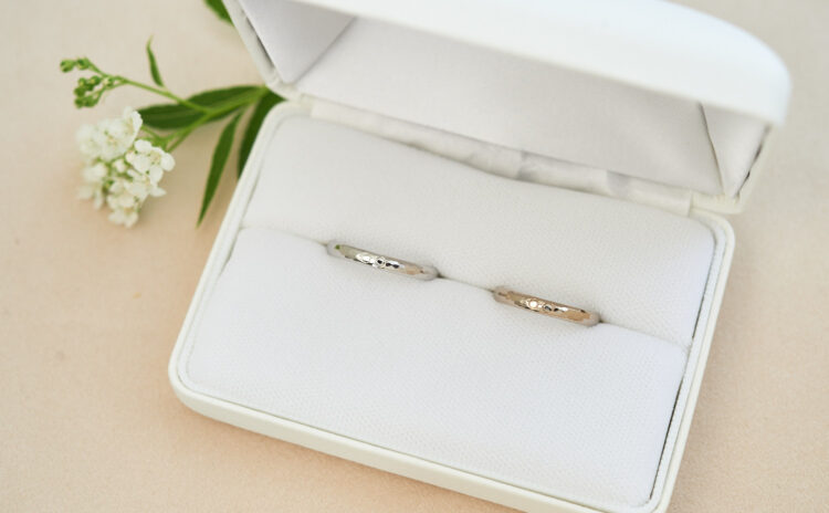 眼鏡の彫りと槌目模様のプラチナ・K18WG結婚指輪