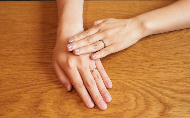 眼鏡の彫りと槌目模様のプラチナ・K18WG結婚指輪