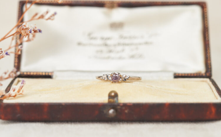 と植物モチーフのK18ホワイトゴールド婚約指輪