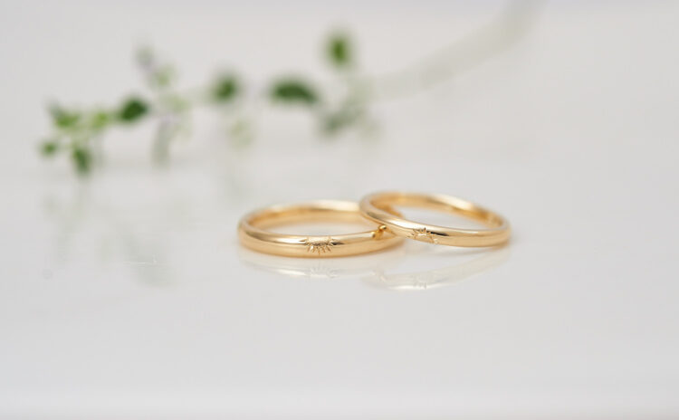 太陽と植物の彫りが輝くK18YG 結婚指輪