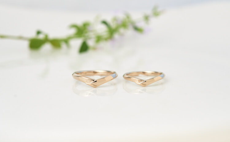 襟もとのように重なるV字のK18シャンパンゴールド結婚指輪