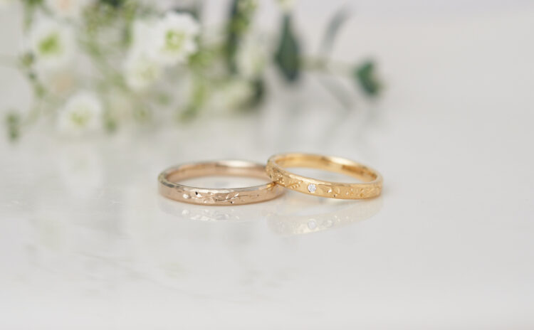 植物の彫りが輝く槌目模様のK18YGとK18CGの結婚指輪
