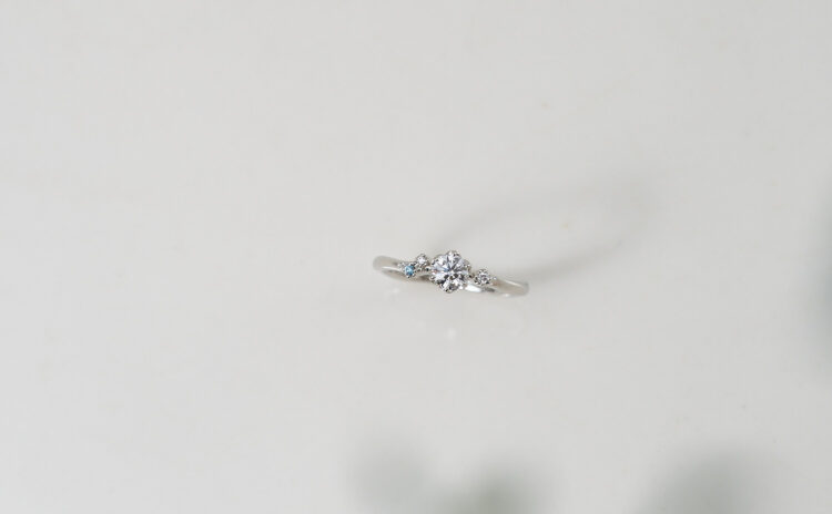 穏やかな水面をイメージしたダイヤモンドの婚約指輪