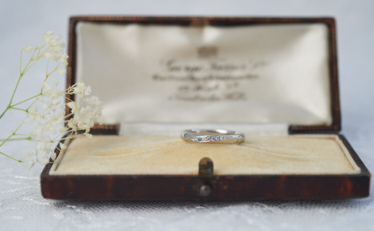 ブルーダイヤモンドがキラリ輝くひねり留めの婚約指輪