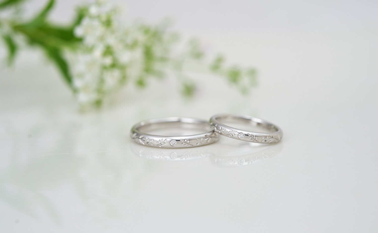 植物の彫りが輝くプラチナの結婚指輪