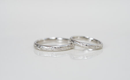 植物の彫りが輝くプラチナの結婚指輪