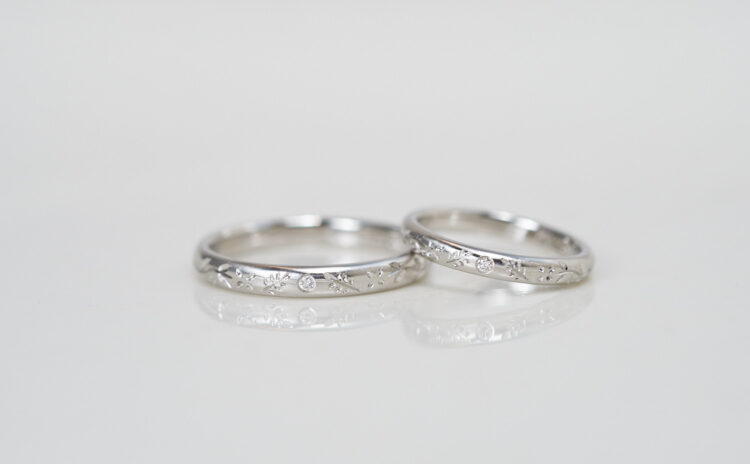 植物の彫りが輝くプラチナの結婚指輪